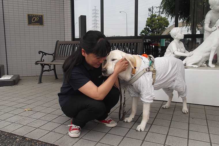 盲導犬とスキンシップをとる森川さん