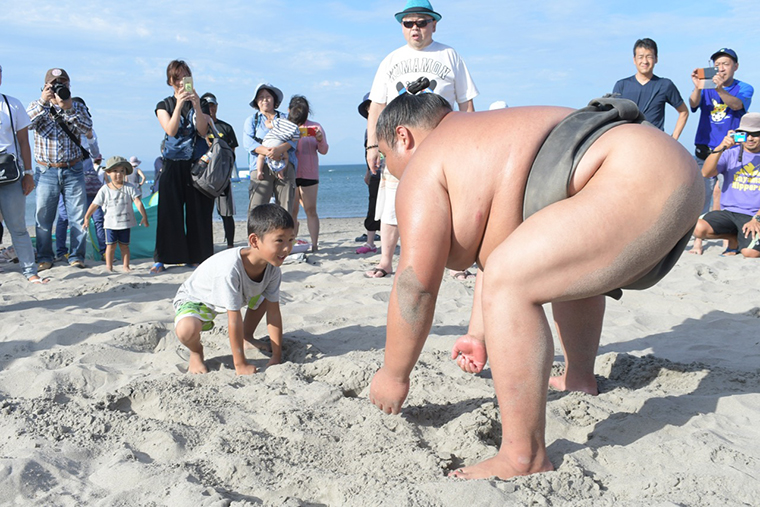 キレイになった砂浜で、ちびっこが相撲体験