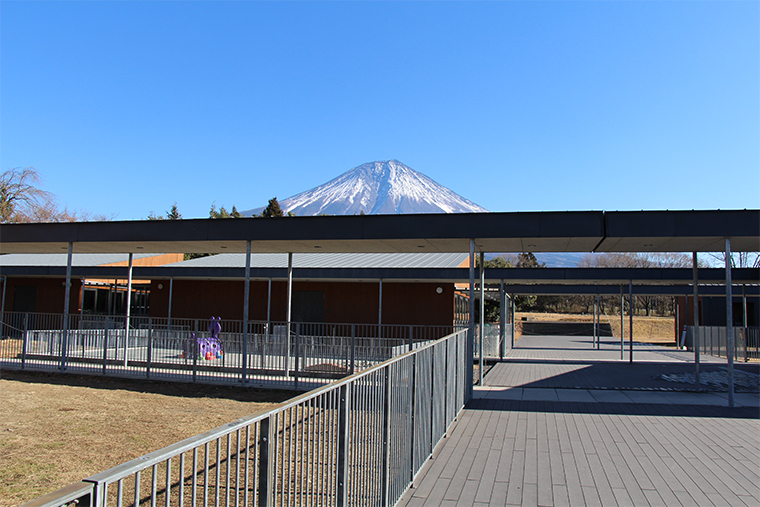 プロムナードから富士山を間近に望む風景