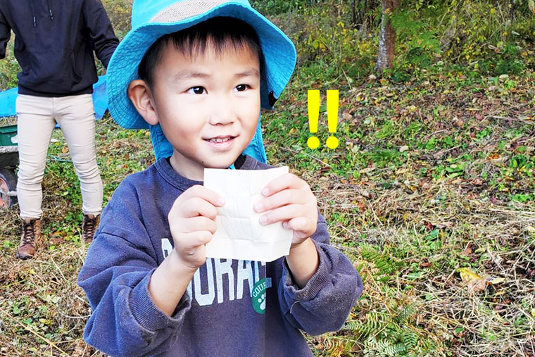 イラストを見つけた男の子