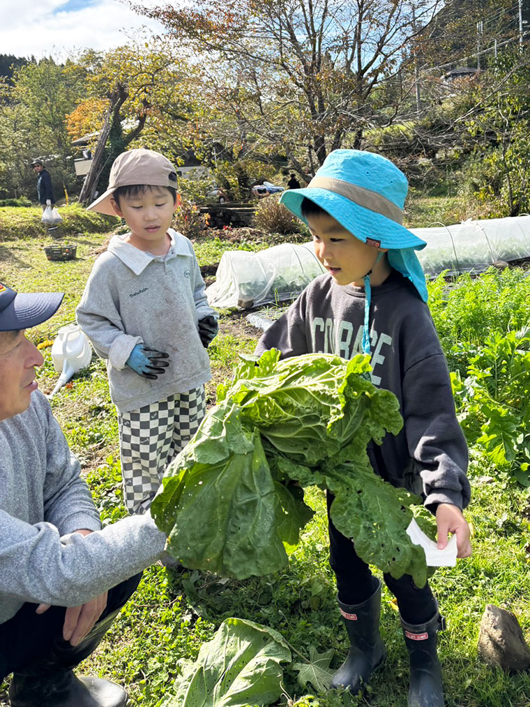 説明を受ける男の子