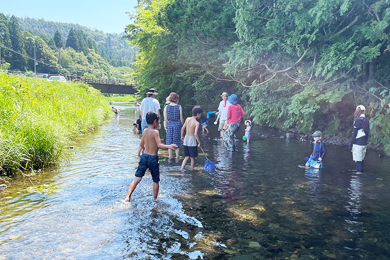 川遊びをする子どもたちの写真