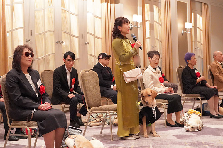 金子直美さんと盲導犬ハッチの写真