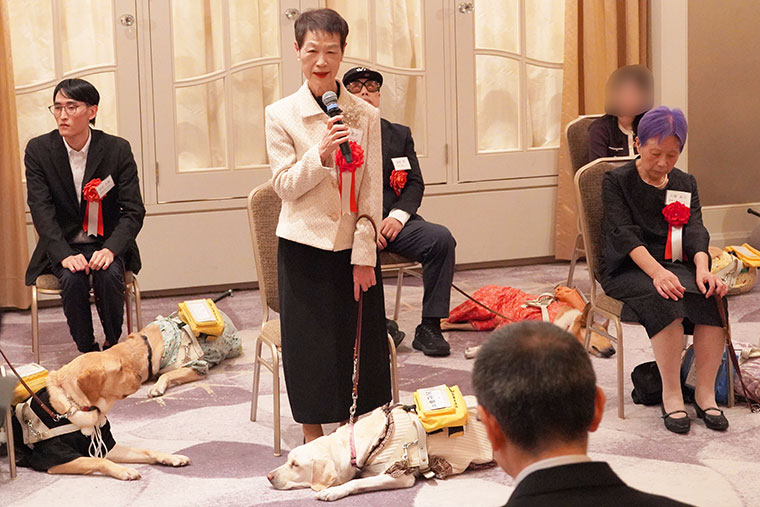 福井恵子さんと盲導犬ディオネの写真