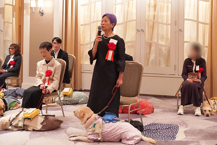 大堀紀子さんと盲導犬ドルチェの写真