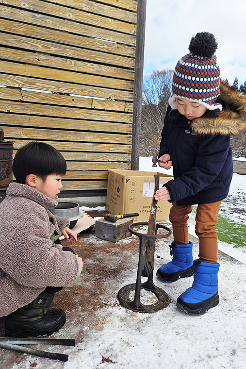 薪割りをする子ども