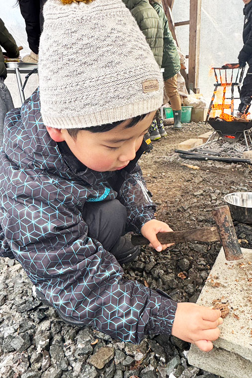 胡桃を割る子ども