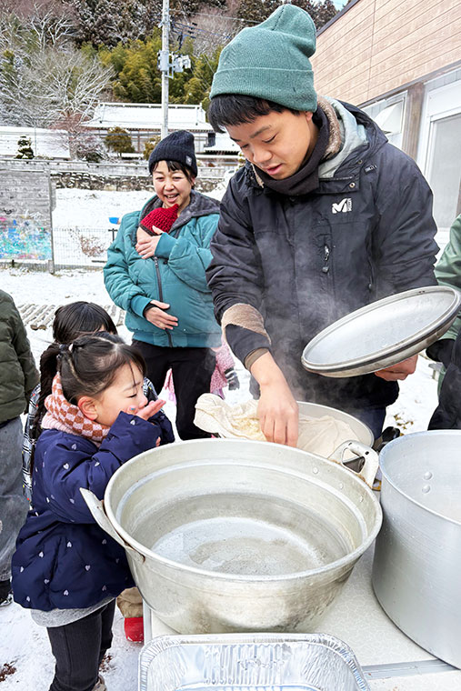もち米を蒸している男性