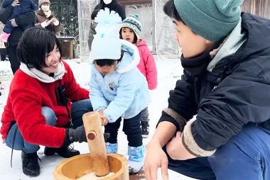 餅つきをしている画像